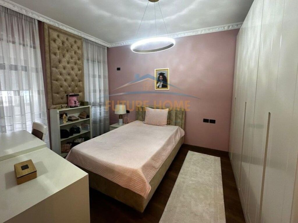 Shitet, Apartament 3+1+2 ,Unaza e Re ,Tiranë