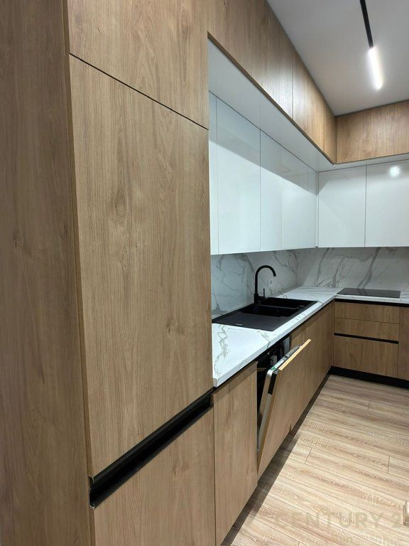 partament 2+1 Me Qira në Komunën e Parisit, Tiranë