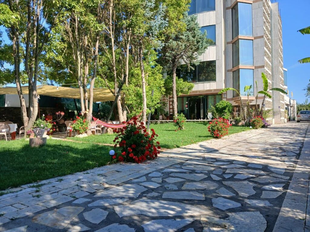 AFFITTASI HOTEL-BAR-RISTORANTE NEL PARCO DI KARAVASTA, DIVJAKË.