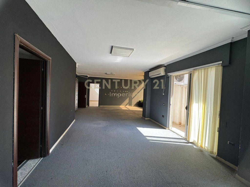 Ambient Open Space 585 m² për Qira – Globe