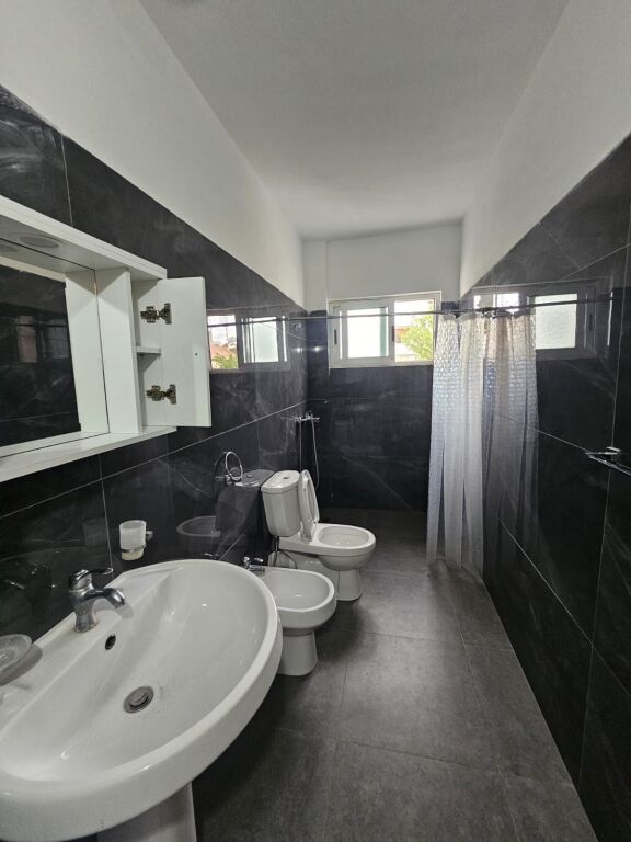 JEPET ME QERA APARTAMENT 2+1 + VERANDË PRANE KOPSHTIT IVINA