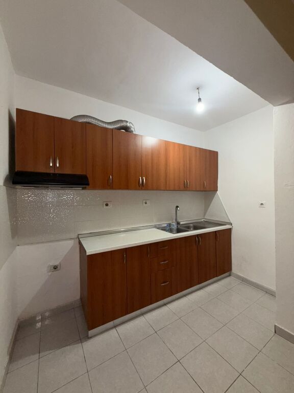 SHITET 2+1 ME BALLKON SPITALI DURRES