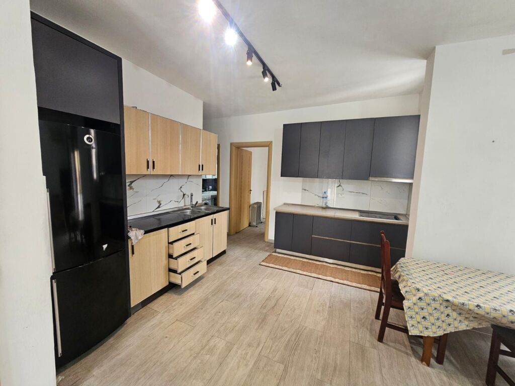 JEPET ME QERA APARTAMENT 2+1 + VERANDË PRANE KOPSHTIT IVINA