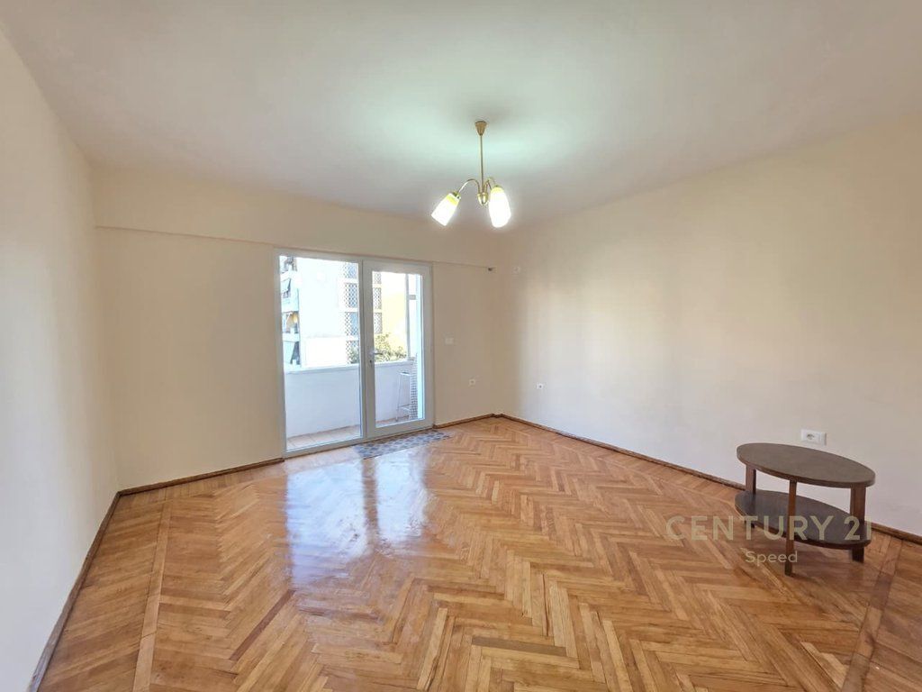 Locale in affitto per uffici a Pazari i Ri!