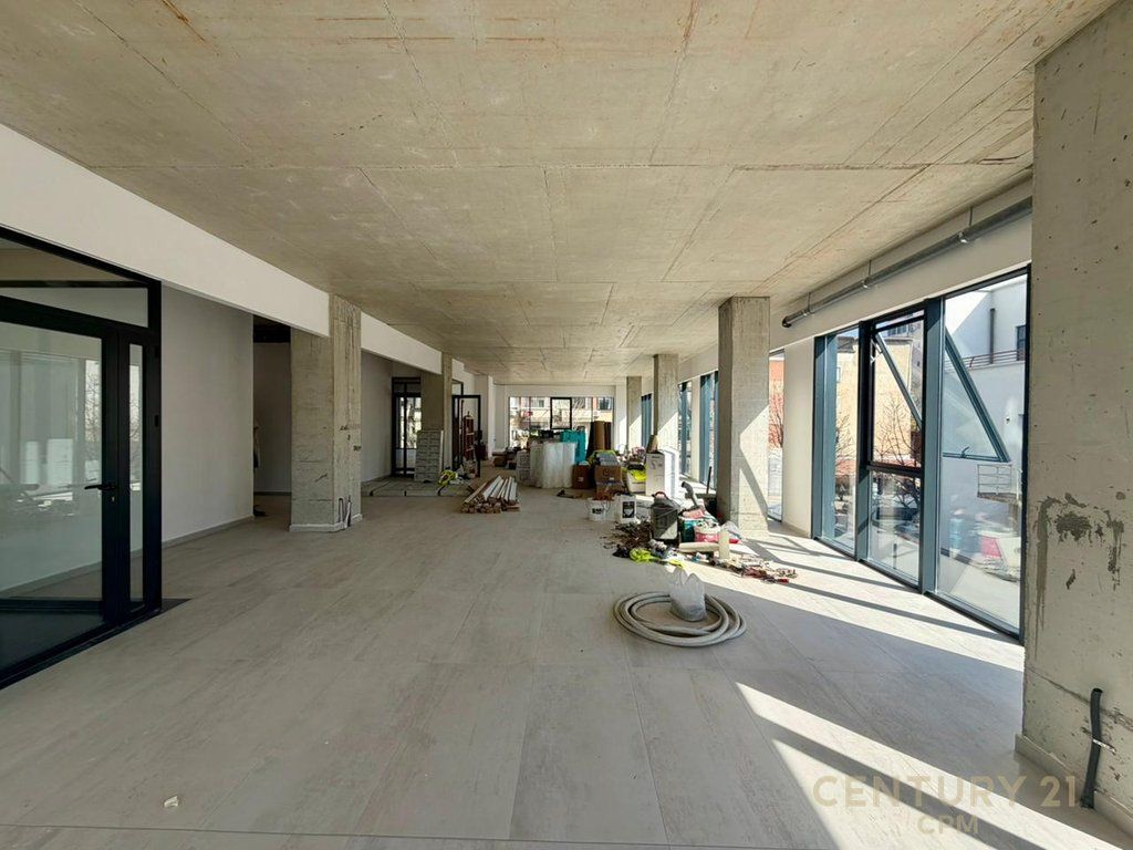 AMBIENT OPEN SPACE 110 M² ME QIRA – BUZË RRUGËS SË BARRIKADAVE!