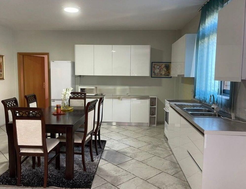 Shkolla e kuqe - Jepet 2+1 + 2 Parkime Kati 1 I Nje Vile