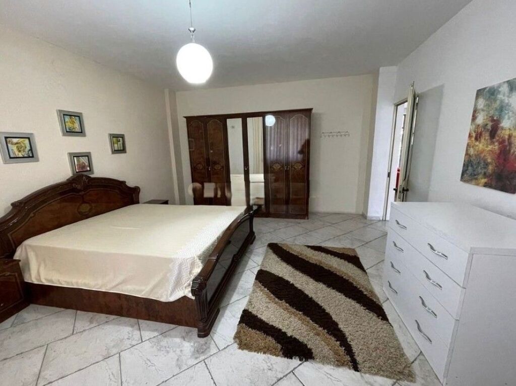 Shkolla e kuqe - Jepet 2+1 + 2 Parkime Kati 1 I Nje Vile