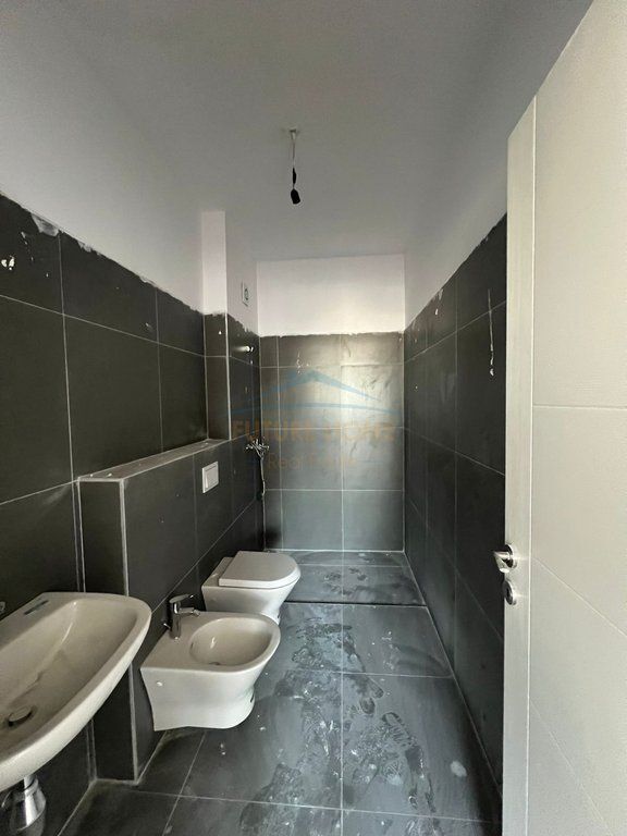 Shitet Apartament 2+1+2+Post Parkimi, ASL 2
