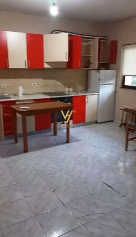 JEPET APARTAMENT 3+1+VERANDE ME QERA TE KRISTAL CENTER 70.000 LEKE