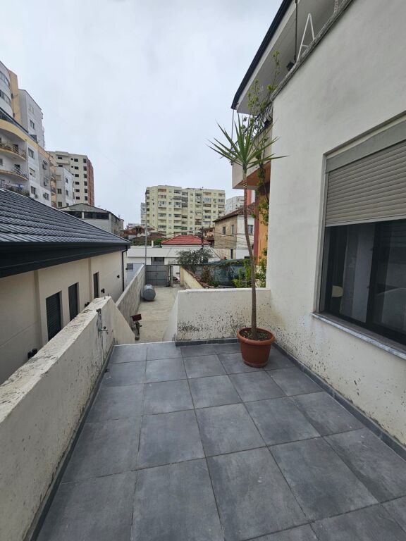 AFFITTASI APPARTAMENTO 2+1 + VERANDA VICINO AL GIARDINO IVINA