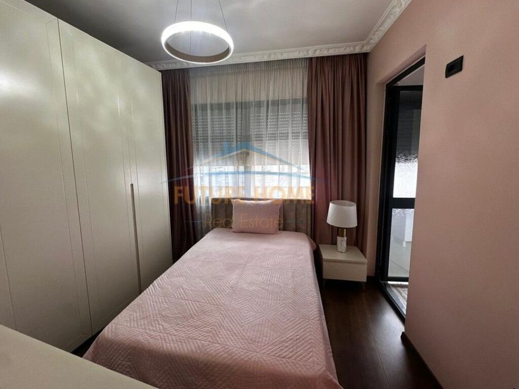 Shitet, Apartament 3+1+2 ,Unaza e Re ,Tiranë