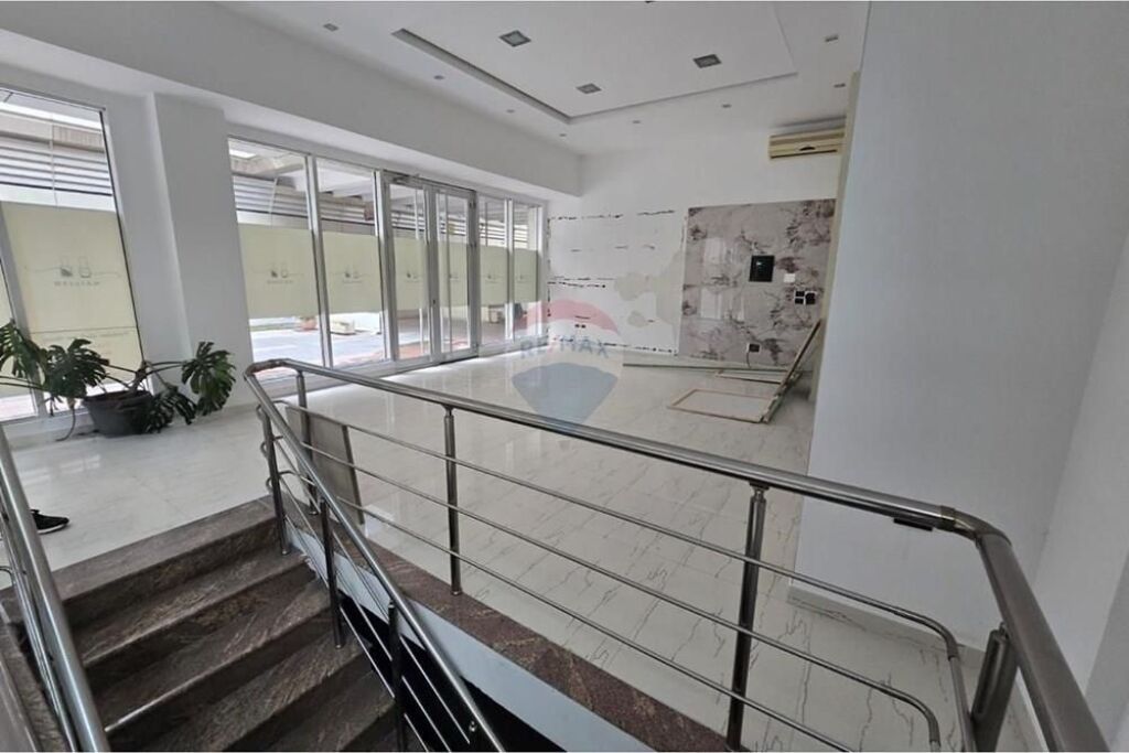 🏪 Dyqan – Për Shitje |  Vlorë 📍 Pas Conad | Sheshi Isa Boletini