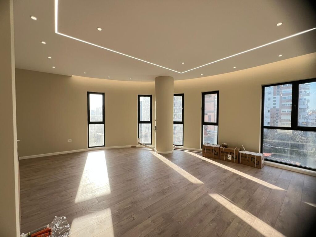 Ambient zyrash per qira tek Vasil Shanto.