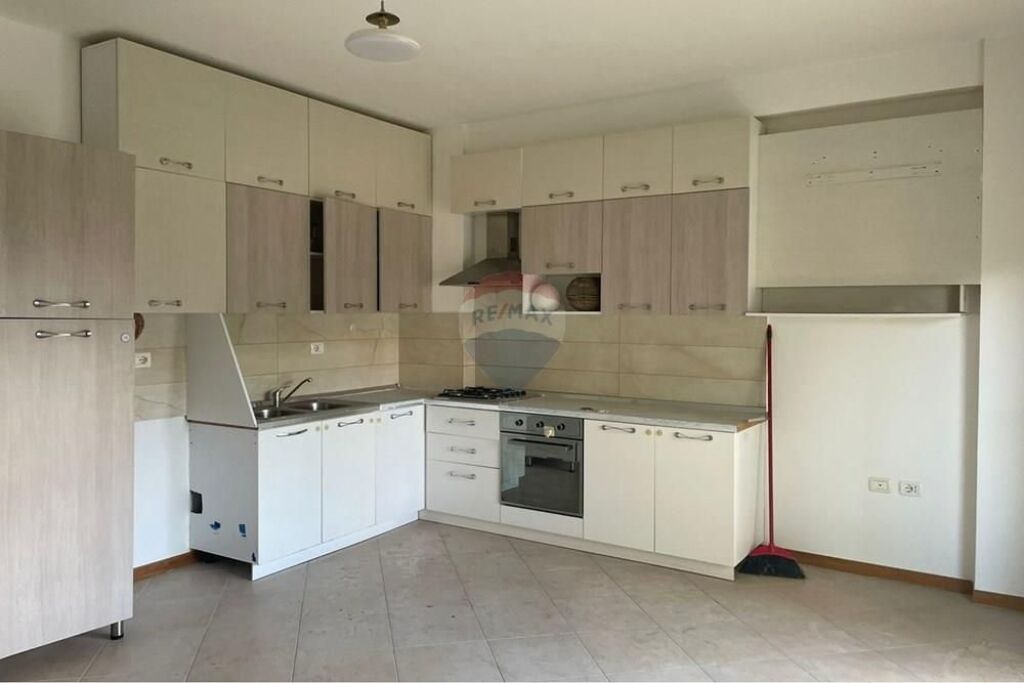 🏡 Apartament 3+1 me Qira – Pranë Parkut Aulona, Vlorë