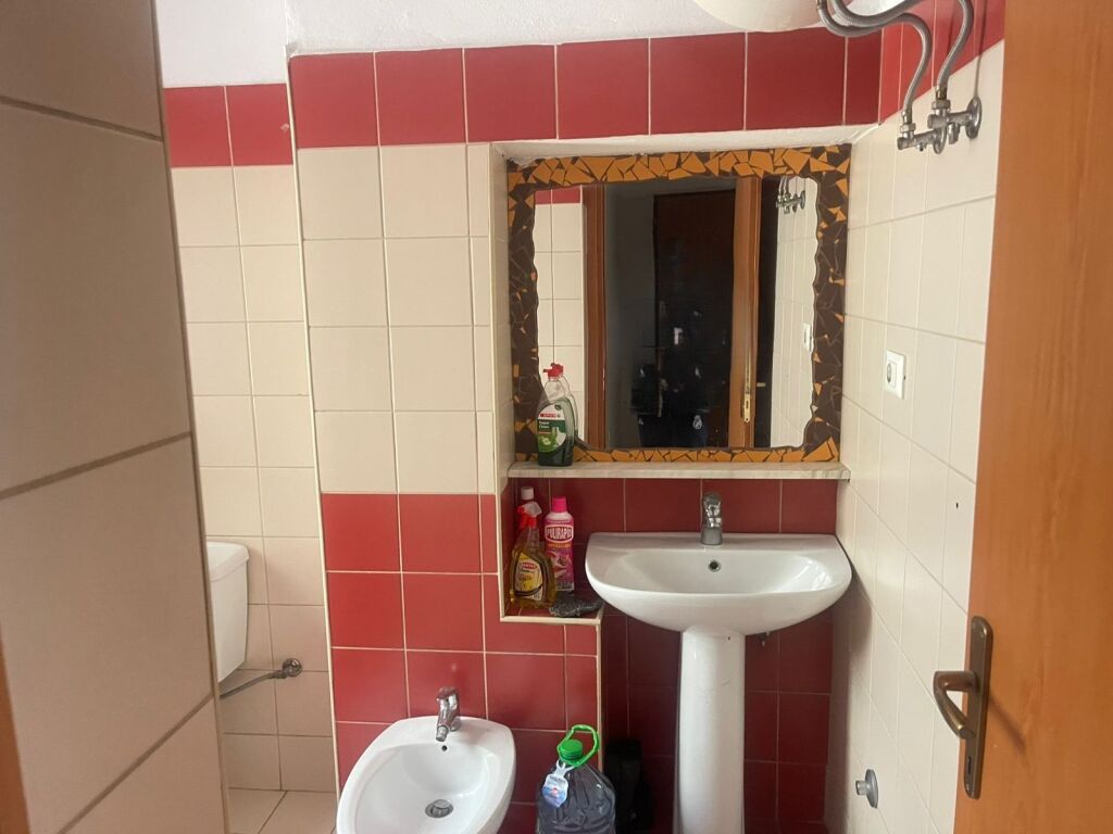 🏢Brryli, vicino a Bar Votra, affittasi appartamento 1+1, arredato 45,000Leke   