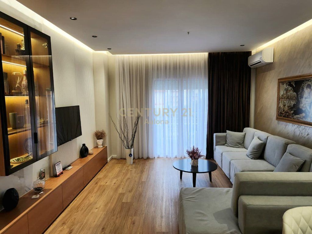 APARTAMENT MODERN 2+1 ME QIRA PRANE LUNGOMARE 1
