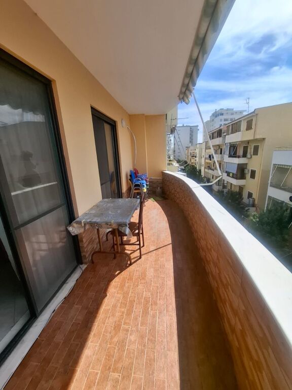 Shitet Apartament 1+1 Tek Shkembi i kavajes