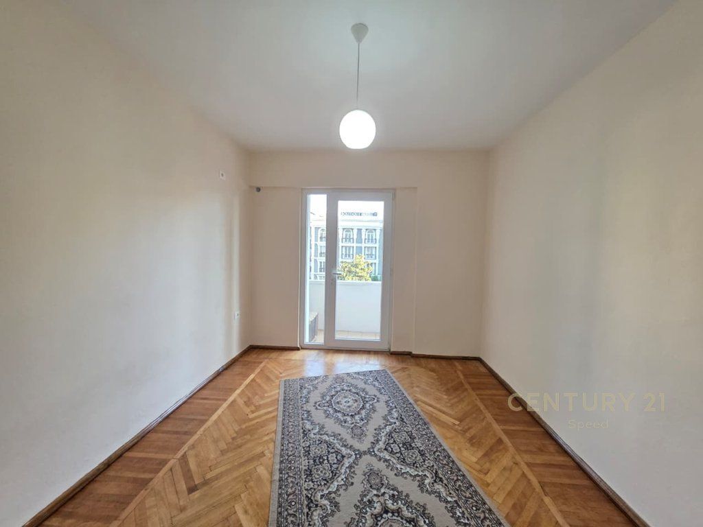 Locale in affitto per uffici a Pazari i Ri!