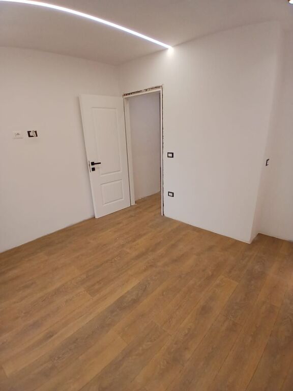 Shitet , Apartament 1+1 , 21 Dhjetori , Tirane