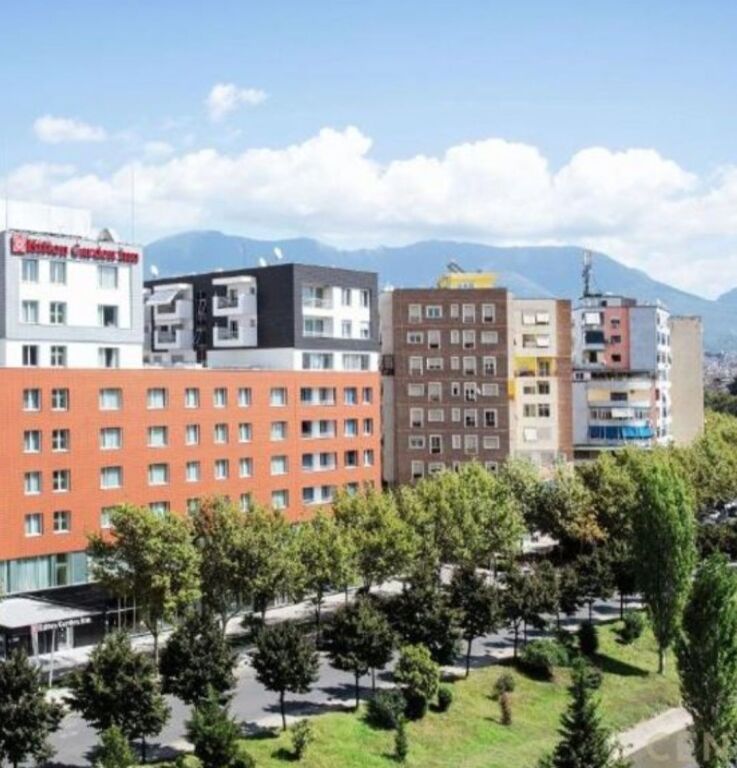 ZYRE ME QIRA TE HILTON, PRANE DELIJORGJIT