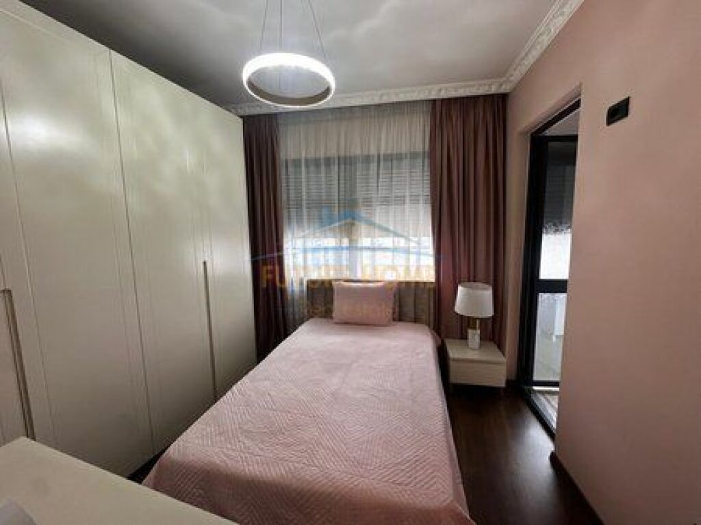 Shitet, Apartament 3+1+2 ,Unaza e Re ,Tiranë