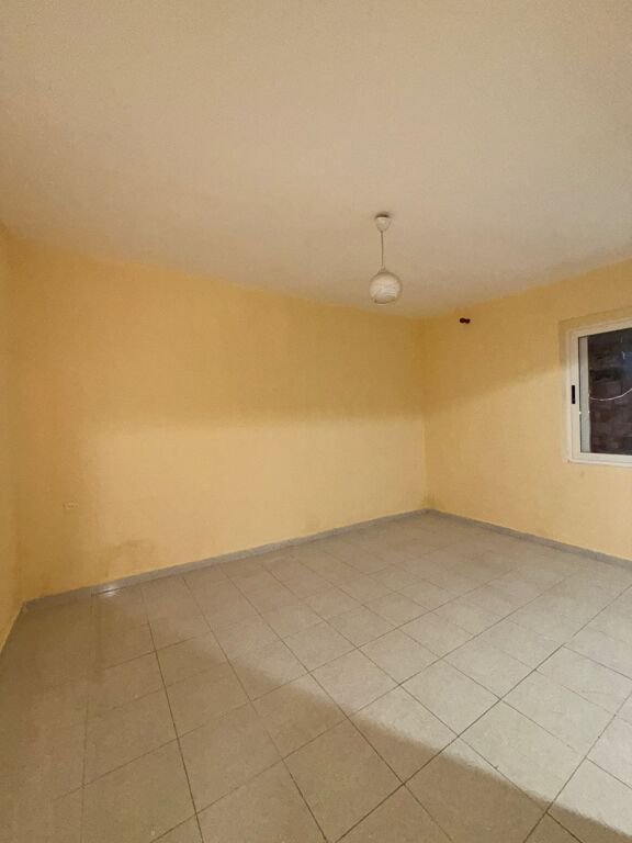 SHITET 2+1 ME BALLKON SPITALI DURRES