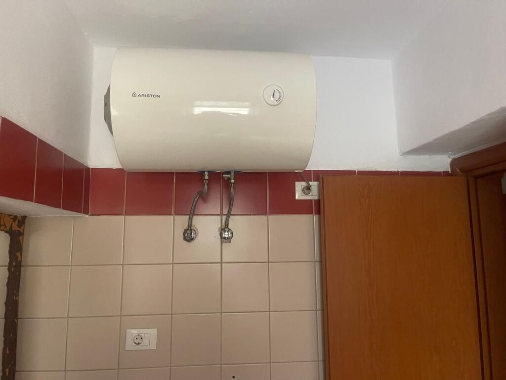 JEPET ME QERA 1+1 – TEK BRRYLI  📍 Mbrapa lokalit Votra  🏢 Kati 2 pa ashensor 🛋️ I mobiluar me mobilje të reja 💰 45,000 Lekë / muaj  ✅ Jepet edhe për Airbnb