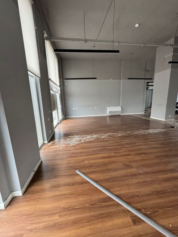 JEPET ZYRE ME QERA 400M2 ALI DEMI