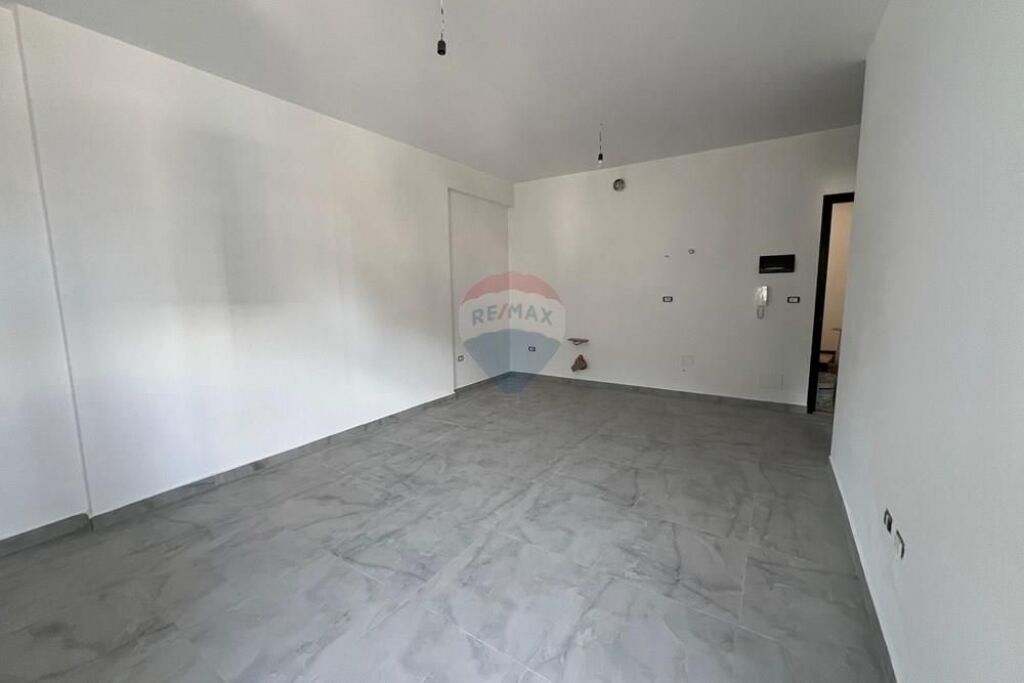 🏡 Garsoniere për Shitje vija e parë në Lungomare, Vlorë