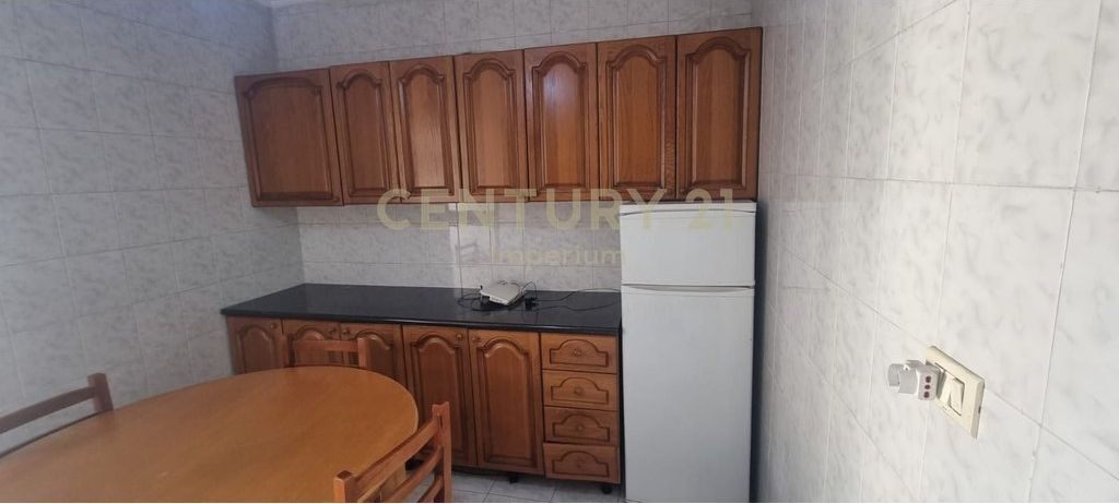 Appartamento 2+1 con cucina separata e 2 balconi in AFFITTO – Laprakë, Tirana