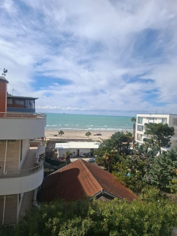 Shitet Apartament 1+1 Tek Shkembi i kavajes