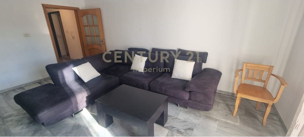 Appartamento 2+1 con cucina separata e 2 balconi in AFFITTO – Laprakë, Tirana