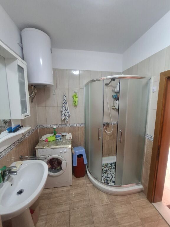 Shitet Apartament 1+1 Tek Shkembi i kavajes
