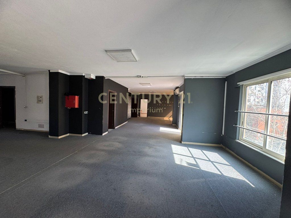 Ambient Open Space 585 m² për Qira – Globe