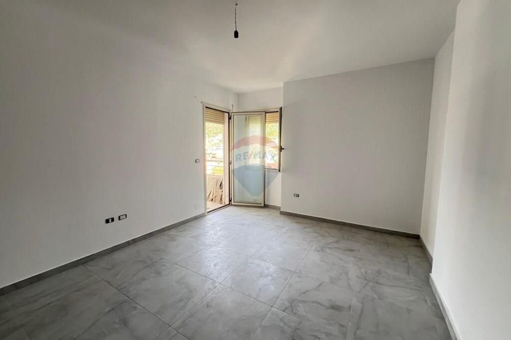 🏡 Garsoniere për Shitje vija e parë në Lungomare, Vlorë