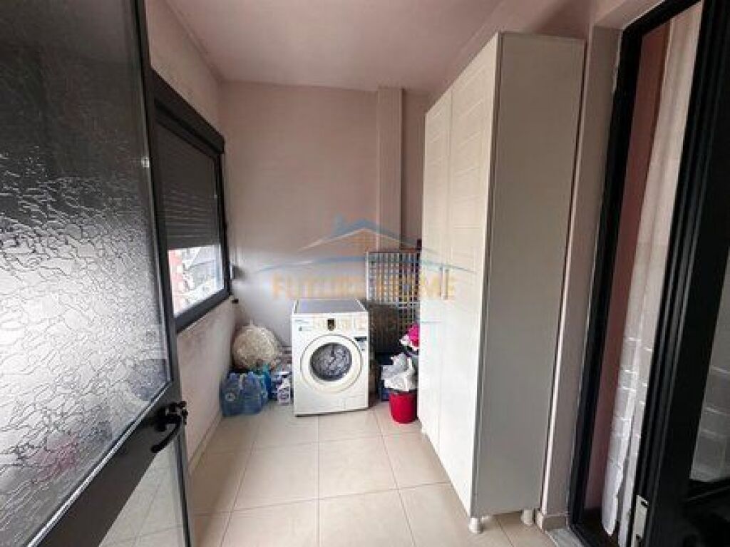 Shitet, Apartament 3+1+2 ,Unaza e Re ,Tiranë