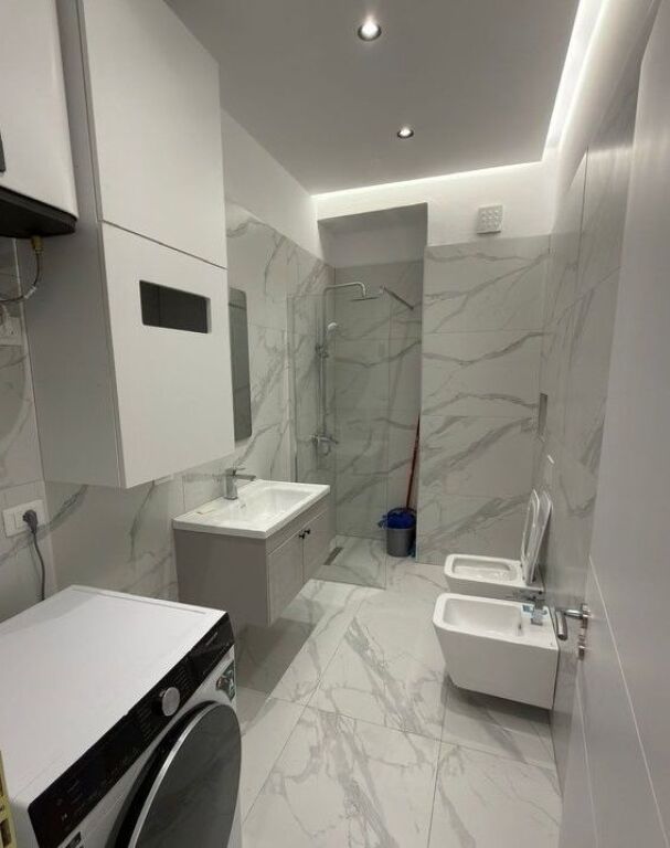 Apartament 2+1 Me Qira në Komunën e Parisit, Tiranë