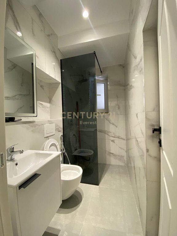 21-DHJETORI, APARTAMENT 2+1 PER QIRA