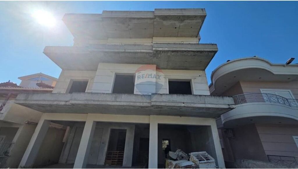 🏡 Vilë 3-katëshe për Shitje – Lagjia 24 Maji, Vlorë