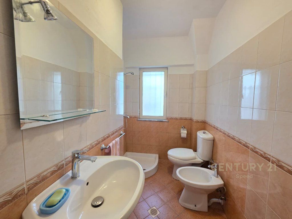 Locale in affitto per uffici a Pazari i Ri!