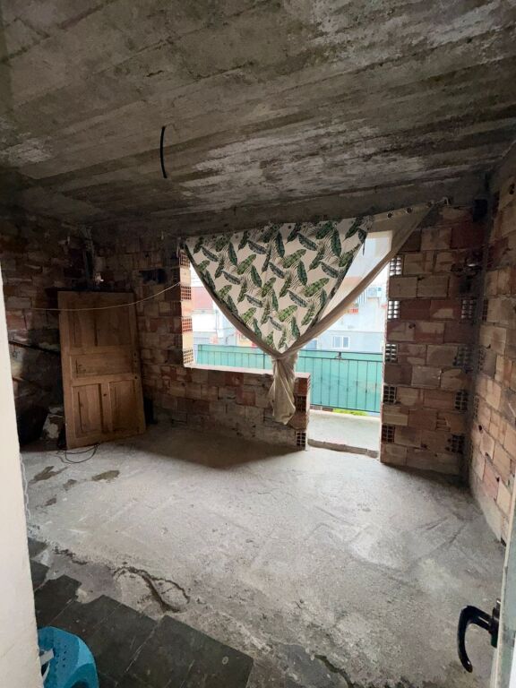 SHITET 2+1 ME BALLKON SPITALI DURRES