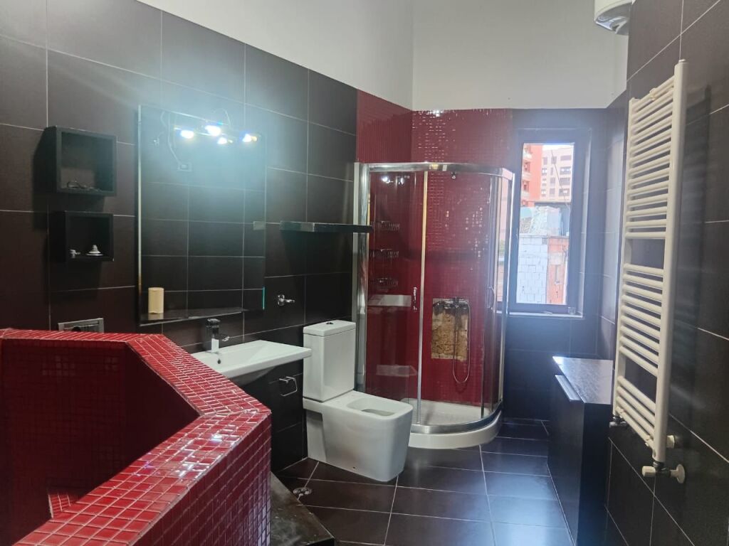 APARTAMENT 2+1 ME QERA NE QENDER