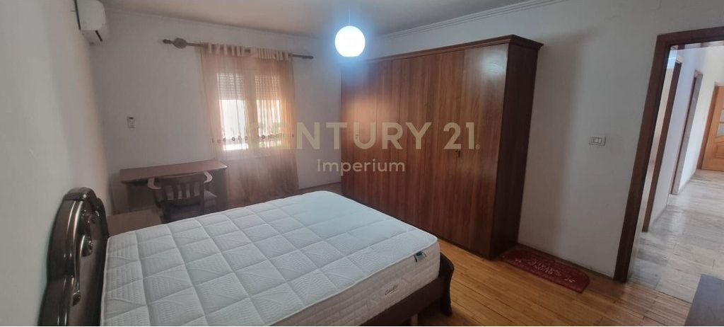 Appartamento 2+1 con cucina separata e 2 balconi in AFFITTO – Laprakë, Tirana