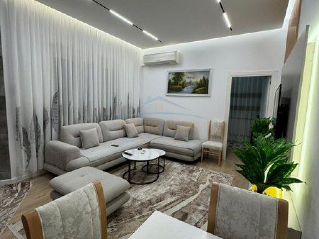 Shitet, Apartament 2+1, Fresk, Tiranë.