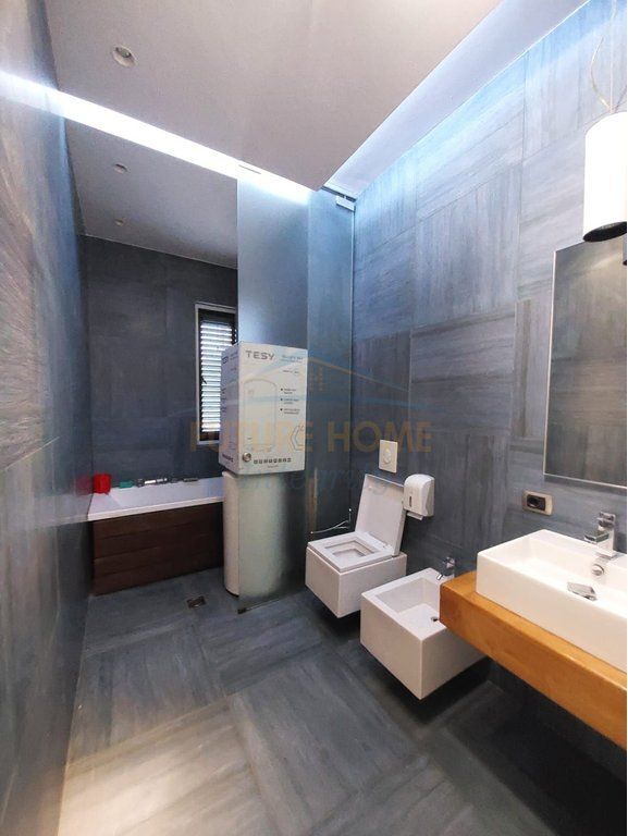 Qera, Apartament për Zyra, Blloku, Tiranë.