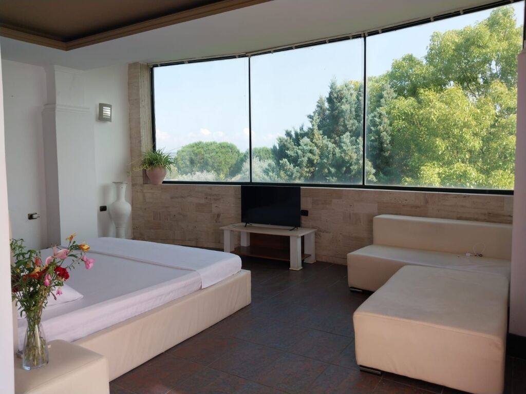 AFFITTASI HOTEL-BAR-RISTORANTE NEL PARCO DI KARAVASTA, DIVJAKË.