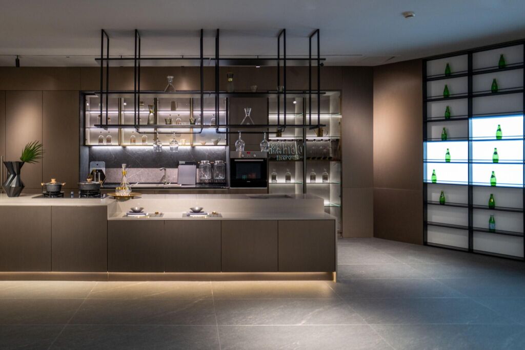 AMBIENCE FOR BAR-RESTAURANT EDGE OF MAIN STREET, BARRICADE STREET