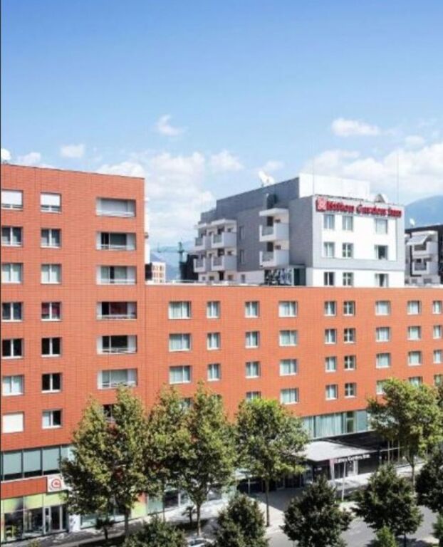 ZYRE ME QIRA TE HILTON, PRANE DELIJORGJIT