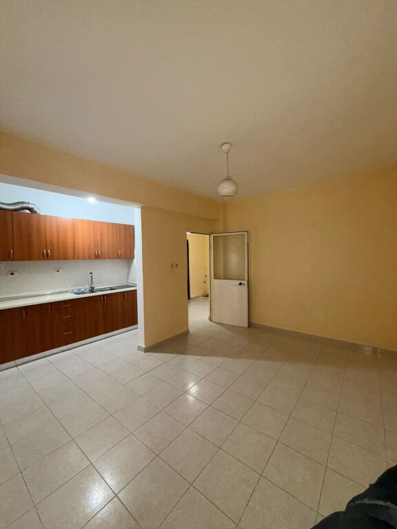 SHITET 2+1 ME BALLKON SPITALI DURRES