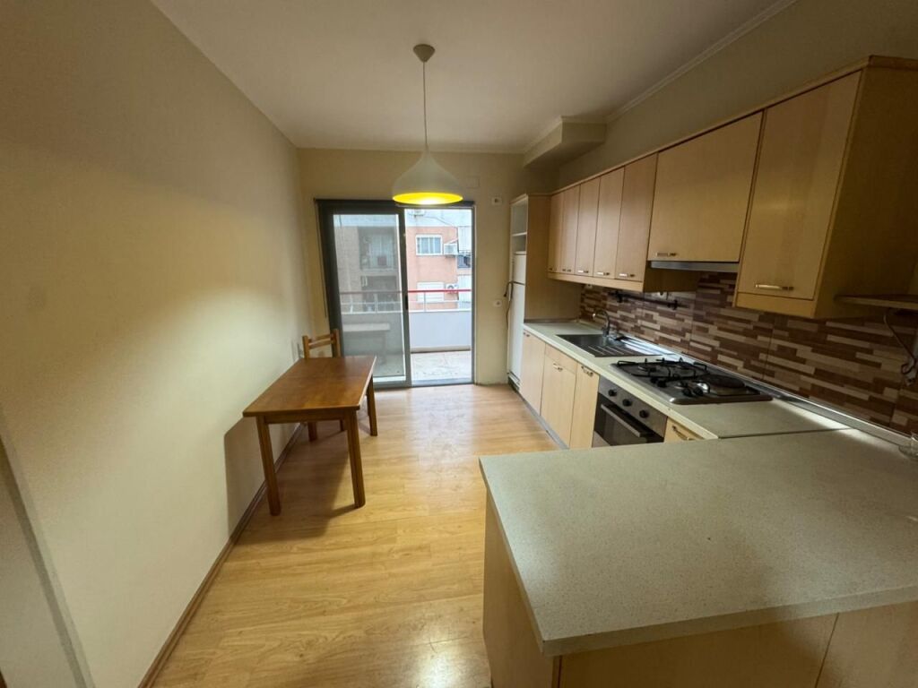 Shitet apartament ne Astir